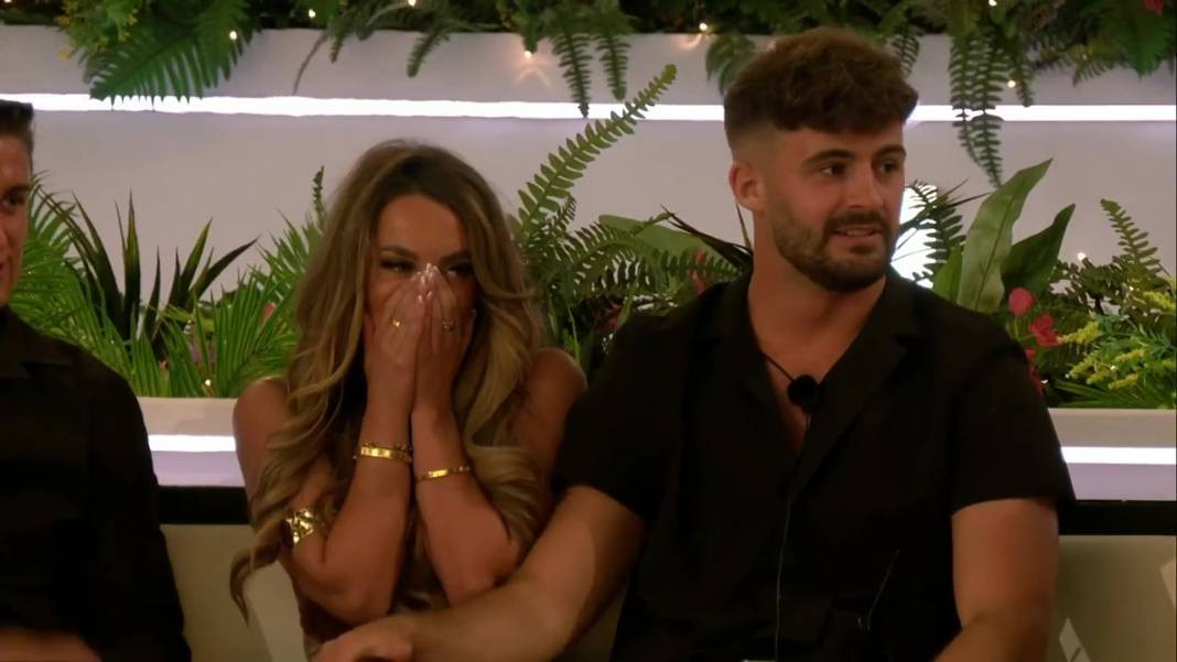 Yarışmacılar utancından bakamadı. Canlı yayında doğruluk mu cesaret mi oynadılar. - Resim: 2